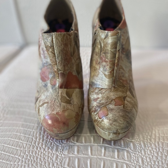 Betsey Johnson Ditan Pink Floral Leather Faux Lace Up Platform Boots size - Picture 1 of 7